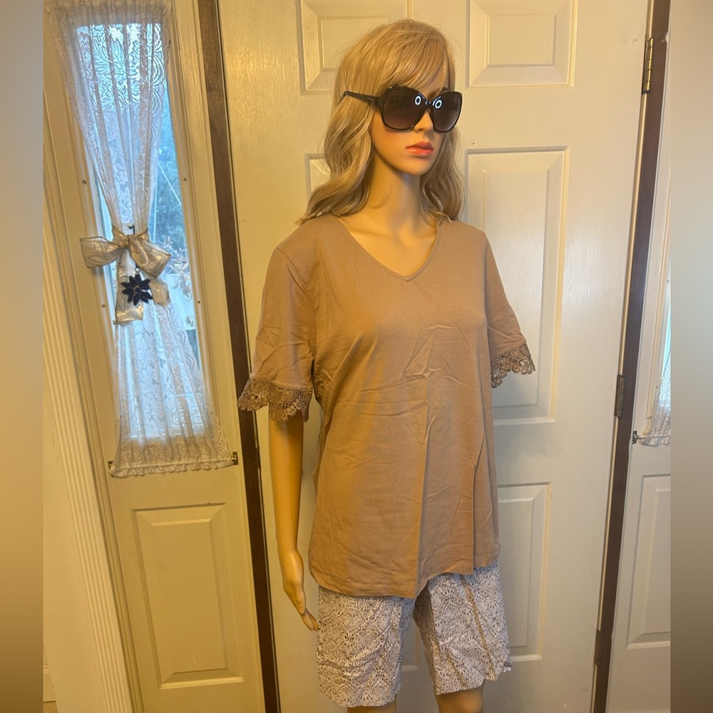 Denium & Co L short sleeved top paired with tan & white printed shorts sz 16 set